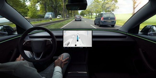 �������� Tesla FSD ������� ����� � �����