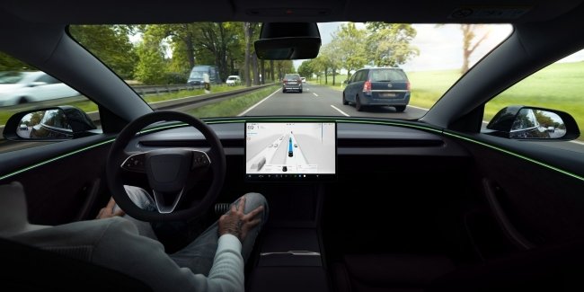 Tesla �������� ����� �� ������ FSD � ������