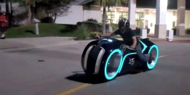 Дизайнер «Трона» создал футуристичный серийный мотоцикл