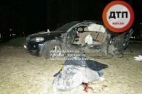 В Киеве на Оболони BMW X5 врезался в столб. Пассажир погиб. Водитель в реанимации