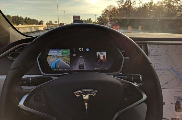 Водитель Tesla обвиняется в том, что 'дремал во время движения'