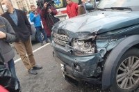 В Киеве внедорожник снес остановку и сбивал людей на пешеходной зоне (видео)