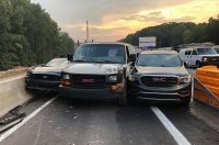 Три автомобиля попытались одновременно съехать с шоссе. Не получилось ни у кого