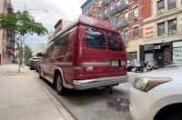 Фургоны, припаркованные на улицах Нью-Йорка, использовались в качестве жилья для сдачи на Airbnb