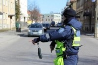 Поліція Естонії почала боротьбу з російськими символами війни на автомобілях
