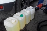 Чому на заправках водіям не дозволяють наливати паливо в пластикову тару?