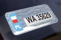 Незабаром в Польщі більше не видаватимуть наклейки техогляду на лобове скло