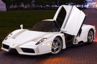 Єдиний у світі білий Ferrari Enzo виставили на продаж