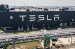 Tesla тимчасово зупинить виробництво в Шанхаї