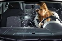 Чи може поліцейський оштрафувати водія за тріщину на лобовому склі?