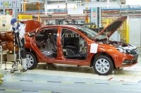 Виробництво Lada Vesta не відновлять до вересня