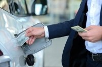 Скільки літрів бензину можна купити за середню зарплату