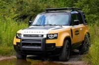 Land Rover запропонував версію Trophy для тридверного Defender