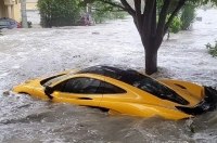 Ураган у США вимив із гаража «свіженький» суперкар McLaren