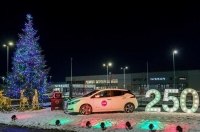 До Nissan Leaf підключили 10-метрову новорічну ялинку