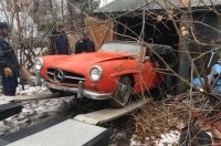 У покинутому сараї знайшли старовинний Mercedes без пробігу