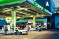 На українських АЗС дешевшає бензин