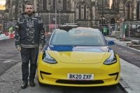 Шотландець оселився в електрокарі Tesla на знак солідарності з Україною