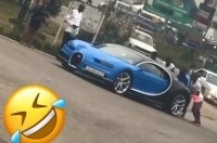 Суперкар Bugatti Chiron, що зламався, довелося штовхати по дорозі
