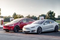 Tesla наділить свої зарядні станції можливістю для живлення сторонніх електромобілів