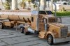 Умілець створив масштабну копію вантажівки Kenworth з дерева