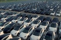 Тисячі електромобілів Tesla зібрали в порту Шанхаю для відправки до Канади