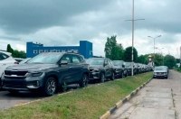 У РФ виявили величезну стоянку із сотнями недозібраних авто