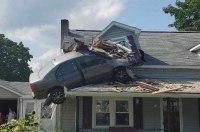 У США Toyota Corolla злетіла у повітря та застрягла на даху будинку