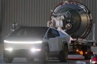 Опубліковано відео, на якому Tesla Cybertruck буксирує ракетний двигун SpaceX