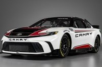 Дебютувала нова трекова Toyota Camry для NASCAR