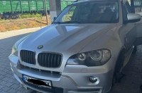 BMW X5 конфіскували на кордоні через знайдені у ньому цигарки