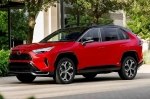 Toyota продає гібриди швидше, ніж встигає їх виготовити