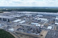 Tesla ��������� 1700 ������� ���� �� ����� Gigafactory � ������
