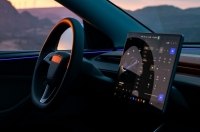 Tesla ������� ��������� ��������� Grok ��� ���� � �����