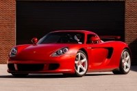 ����������� ������� �������� Porsche Carrera GT ������������� � ���� Ferrari