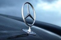 Девушка на Mercedes-Benz погибла, влетев в кузов грузовика