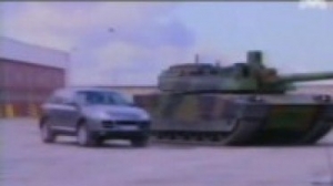 Porsche Cayenne S vs танк