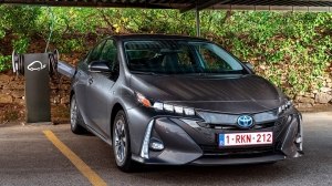 Видео Toyota Prius Plug-in Hybrid в статике и динамике