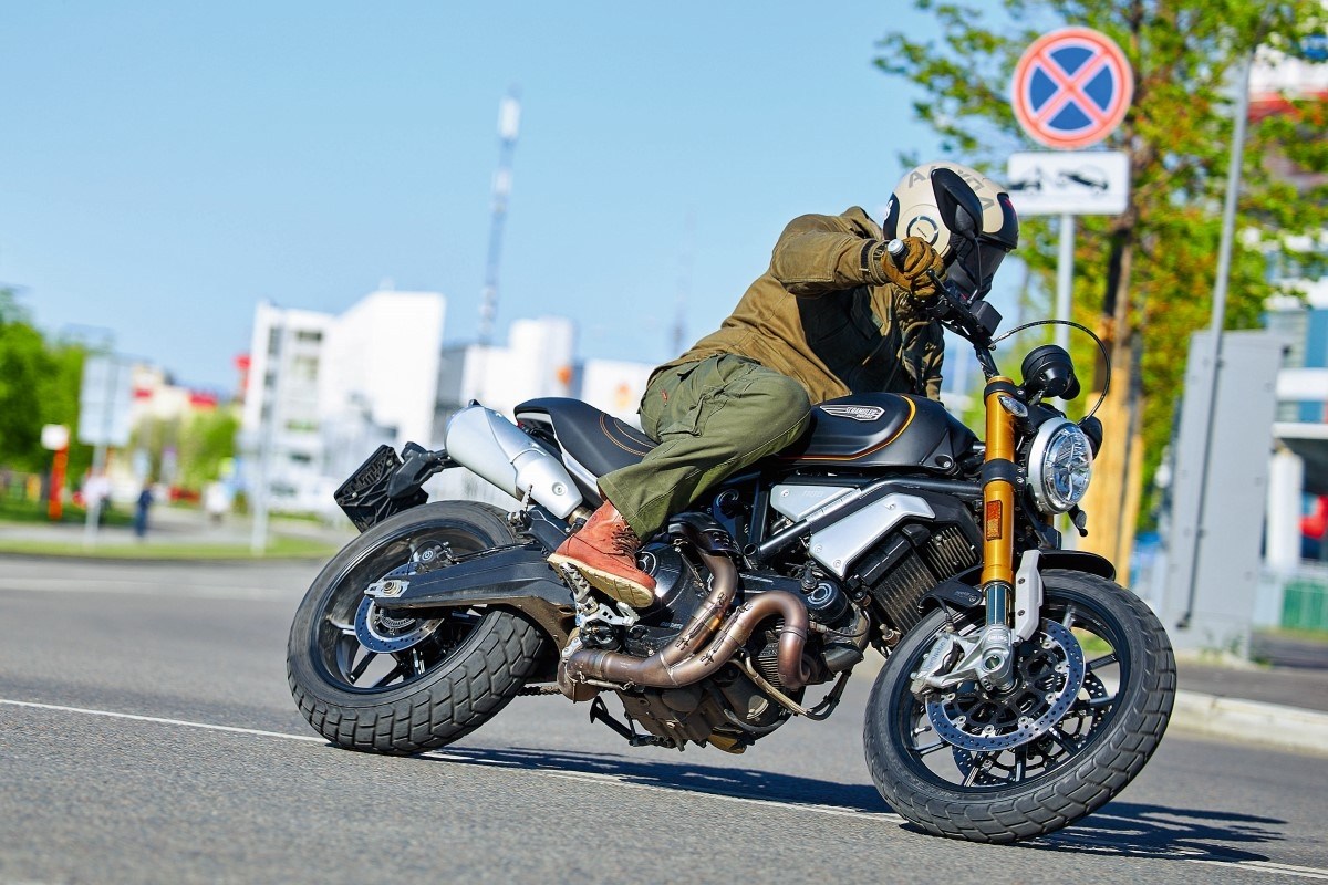 -  : Ducati Scrambler 1100 Sport: 