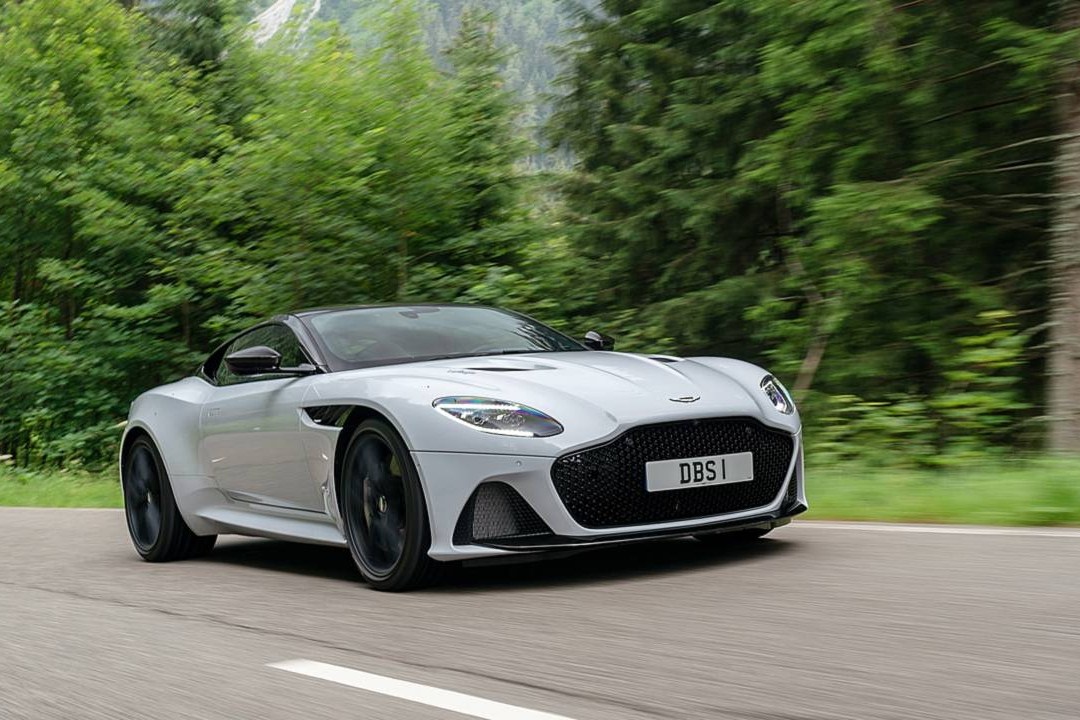 Тест-драйв Aston Martin DBS: Aston Martin DBS Superleggera: суперлёгкий и супермощный