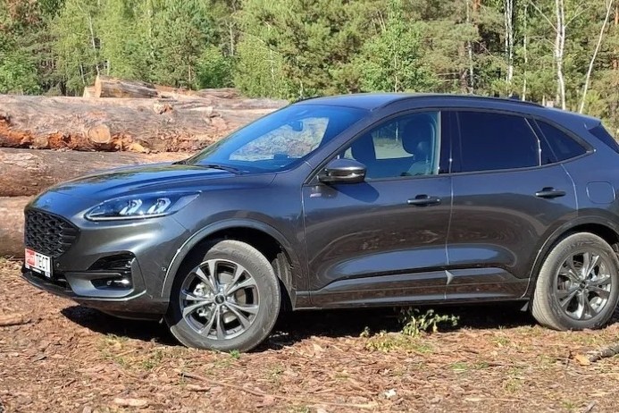 - Ford Kuga: Ford Kuga Hybrid:     Toyota RAV4 Hybrid