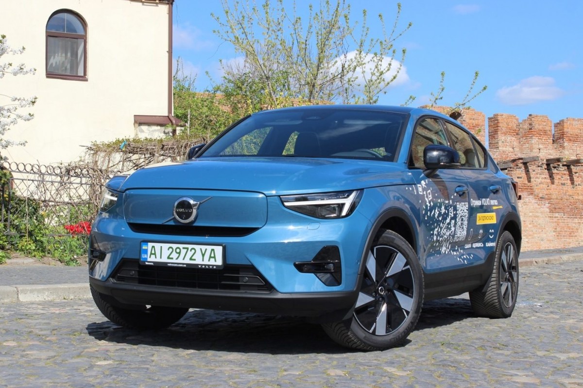 - Volvo C40:  Volvo C40:  