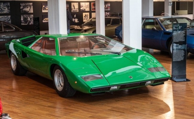 Первый серийный Lamborghini Countach LP400 в заводском музее