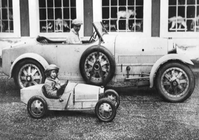 Bugatti Type 35 (за рулем старший сын - Жан Бугатти) и Bugatti Type 52 Baby (за рулем младший сын – Роланд Бугатти), 1930 год