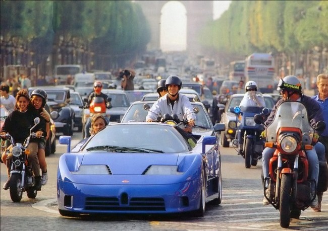 Bugatti EB110 на Елисейских полях, Париж 15 сентября 1991 года. На пассажирском месте – Ален Делон