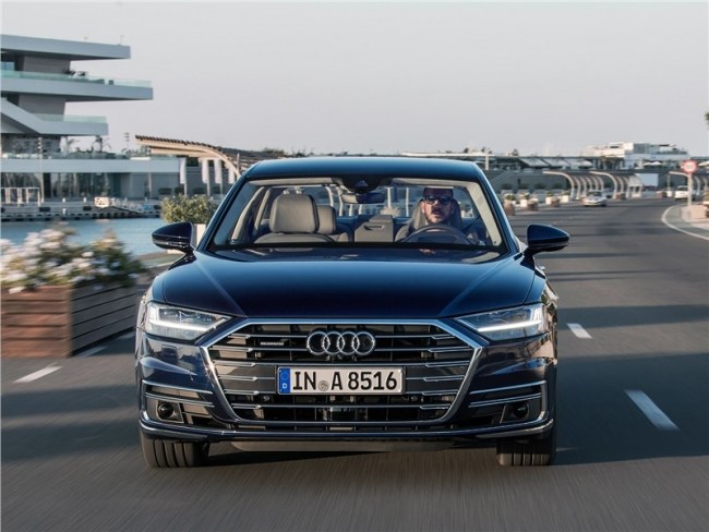 Audi A8 научился ездить без водителя. Audi A8