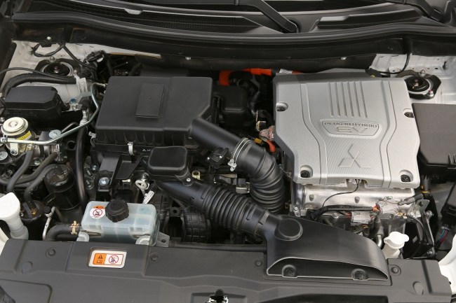 Mitsubishi Outlander PHEV. Шаткий успех в борьбе за экономию топлива. Mitsubishi Outlander PHEV