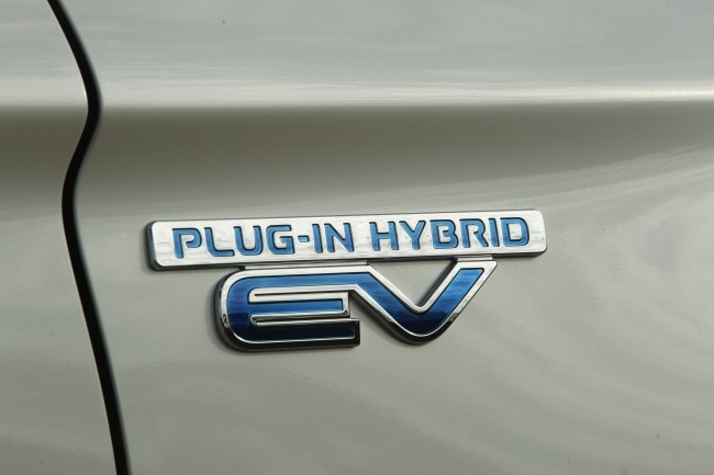 Mitsubishi Outlander PHEV. Шаткий успех в борьбе за экономию топлива. Mitsubishi Outlander PHEV