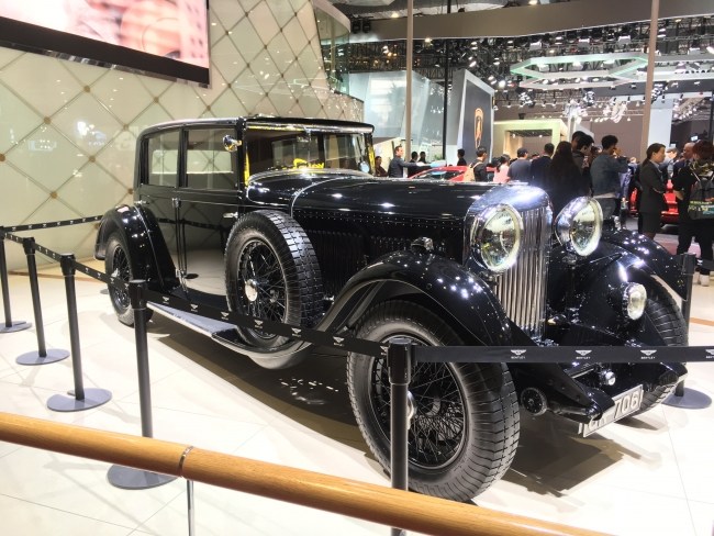 Bentley 8 Litre (GK 706) автомобиль самого Уолтера Оуэна Бентли. Частичка его коленвала была спрятана под стеклом подлокотника лимитированной спец. версии Mulsanne W.O. Edition, приуроченной к 100-летнему юбилею марки)