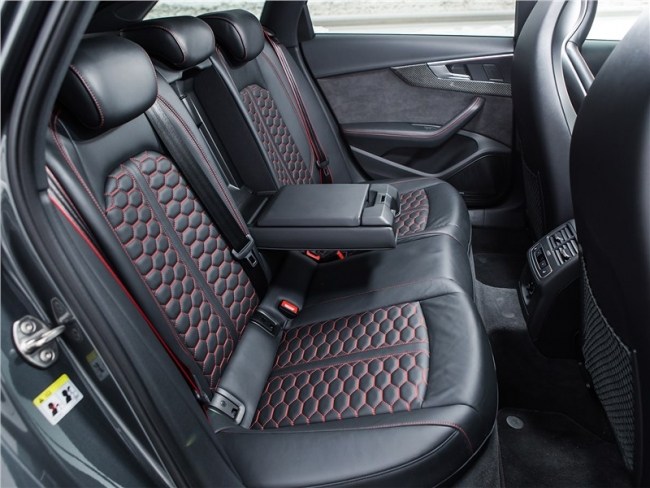 Уроки самообладания вот спортивного универсала. Audi RS4 Avant